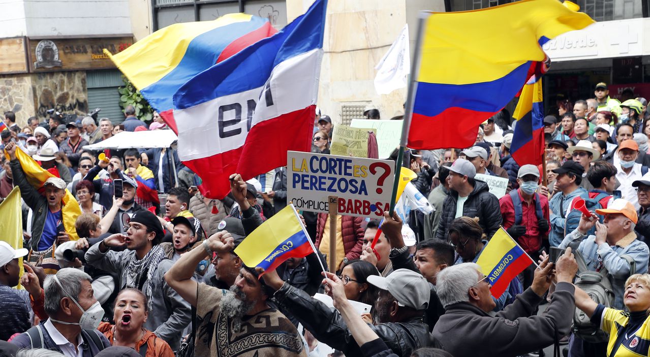 Manifestantes del M 19 presionando a la Corte  Suprema para elegir Fiscal, Fecode
Apoyo al Presidente
Bogota febrero 8 del 2024
Foto Guillermo Torres Reina / Semana
