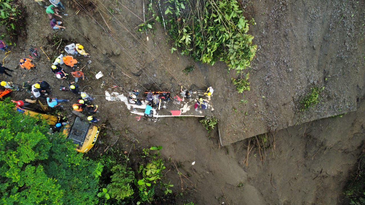 Aquí el impactante minuto a minuto del rescate de 34 personas que murieron  en el derrumbe en la vía Risaralda-Chocó: las imágenes duelen en el alma