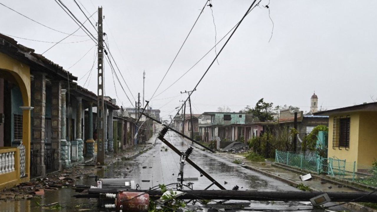 Postes de luz en el suelo, casas sin techo e inundaciones, fueron algunos de los daños que dejó el huracán Ian en la isla de Cuba