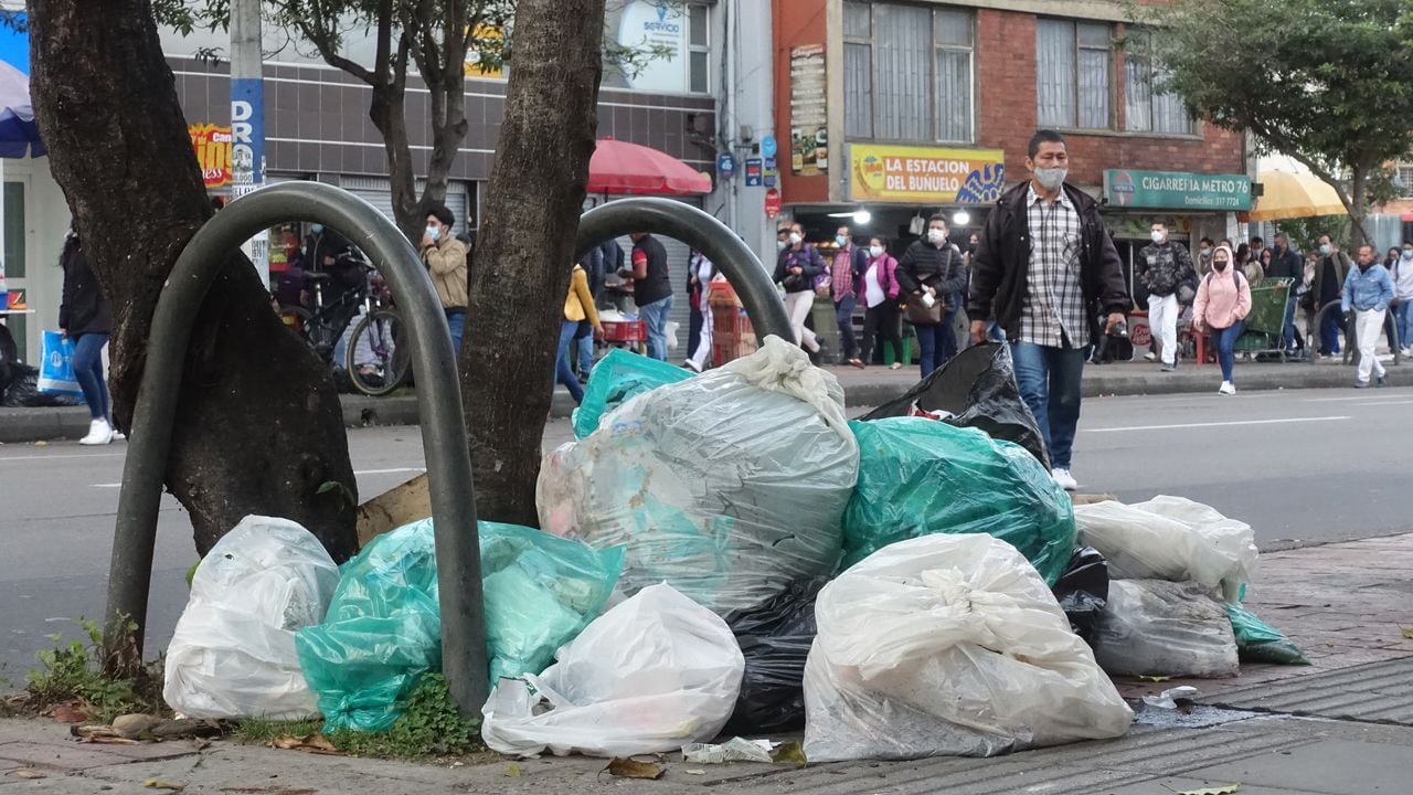 No recolección de basuras en el norte de Bogota barrio El Lago
Bogotá enero 27 del 2022
Foto Guillermo Torres / Semana