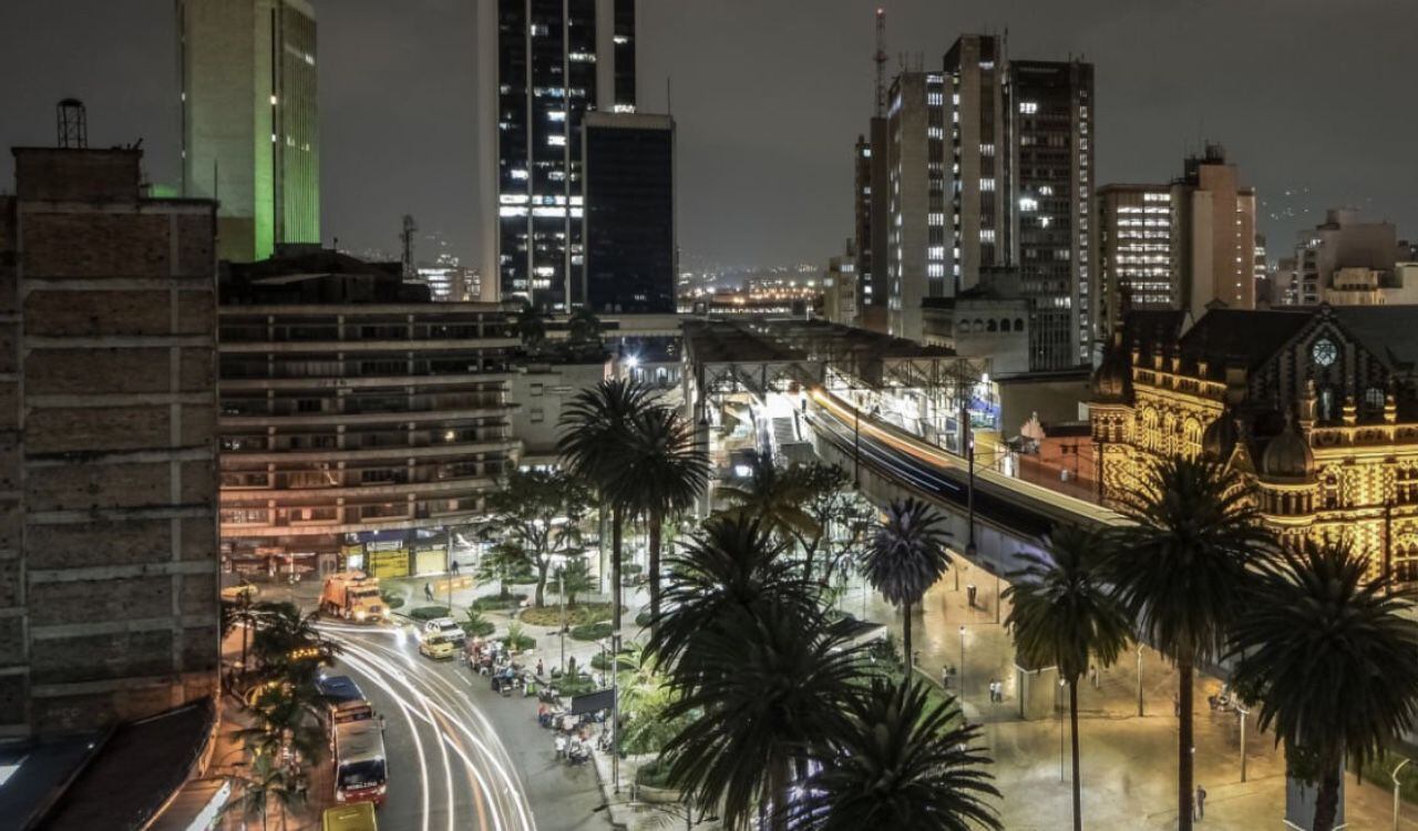 La Plaza Botero y el metro de Medellín son dos atractivos turísticos de la ciudad