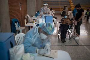 Más de 22.000 adultos mayores de 60 años, es decir la población más vulnerable a la enfermedad, se salvaron el año pasado gracias a las vacunas.
Foto: Esteban Vega La-Rotta