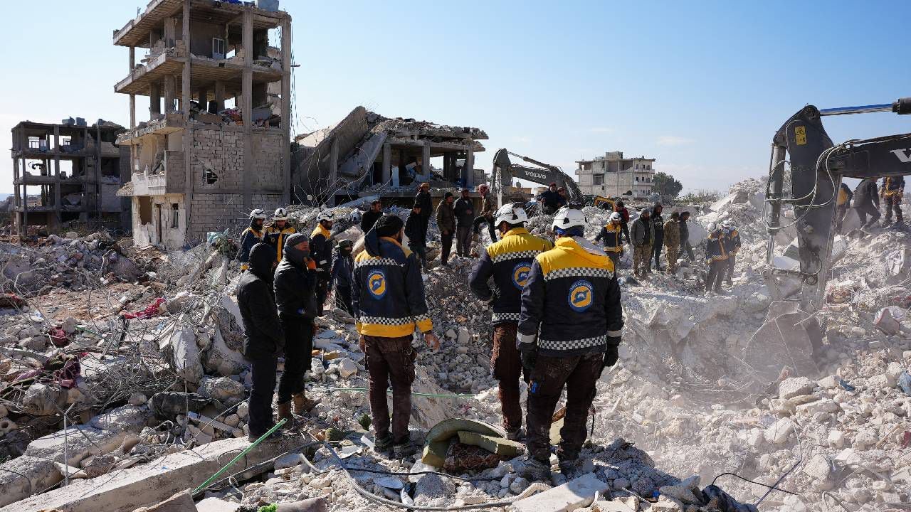Los equipos de rescate buscan sobrevivientes entre los escombros de un edificio el 10 de febrero de 2023, días después de que un terremoto azotara Turquía y Siria.