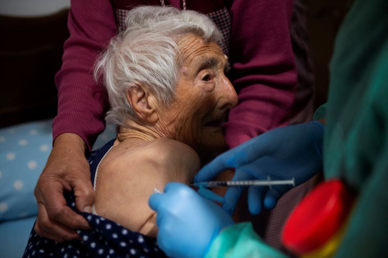 Eulogia Lage, de 102 años, recibe la vacuna de Johnson y Johnson contra el covid-19 en su hogar en Taboadela, España