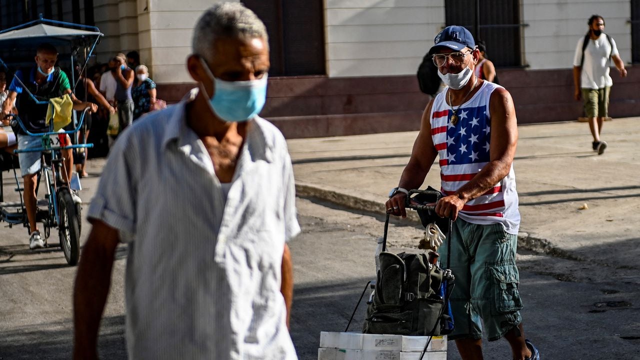 Estados Unidos dijo el lunes que está relajando las restricciones impuestas durante la administración del expresidente Donald Trump a los viajes a Cuba y al envío de remesas familiares entre Estados Unidos y la isla comunista.