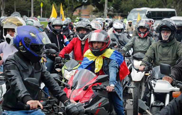 Motociclistas protestan en la capital debido a que la Alcaldía de Bogotá expidió el Decreto 270 de 2022, por medio del cual extiende la restricción del parrillero hombre en la ciudad hasta el próximo 31 de diciembre.
Julio 7 del 2022
Foto Guillermo Torres Reina / Semana