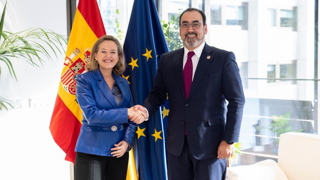 Nadia Calvino, vicepresidenta primera y ministra de Asuntos Económicos y Transformación Digital de España y Sergio Díaz-Granados, presidente ejecutivo de CAF.