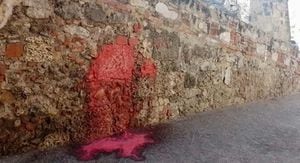 Un tramo de la muralla fue chorreado con pintura