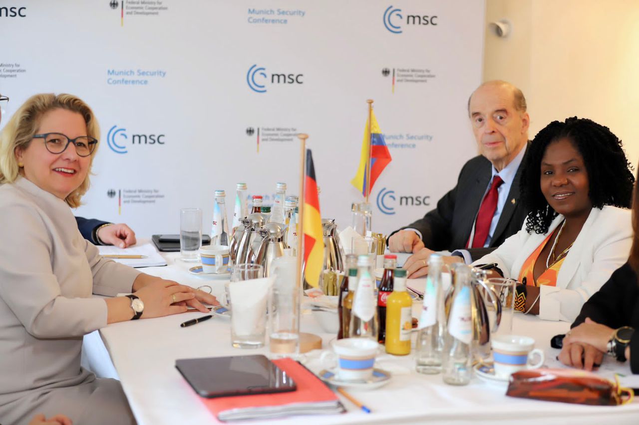La vicepresidenta Francia Márquez y el Canciller Álvaro Leyva durante una reunión con la ministra de Cooperación Económica y Desarrollo de la República Federal de Alemania, Svenja Schulze.