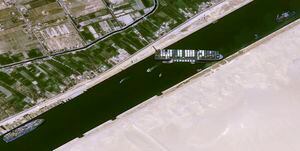 Esta imagen satelital de Cnes2021, Distribución Airbus DS, muestra el carguero MV Ever Given atrapado en el Canal de Suez cerca de Suez, Egipto. El carguero del tamaño de un rascacielos atravesado por el Canal de Suez de Egipto puso en peligro los envíos globales, ya que al menos otras 150 embarcaciones que necesitaban atravesar la vía fluvial crucial permanecieron inactivas esperando que se despejara la obstrucción, dijeron las autoridades. Foto: Cnes2021, Distribución Airbus DS vía AP.