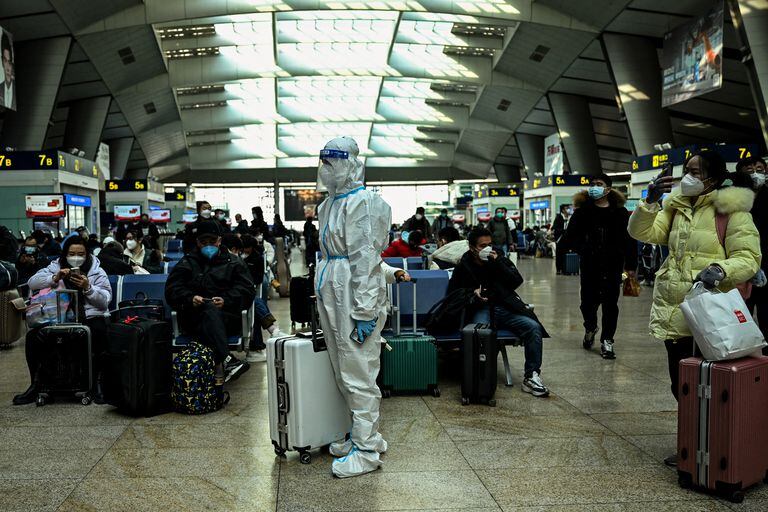 Se ve a un pasajero con equipo de protección en una estación de tren en Beijing el 28 de diciembre de 2022. (Foto de Noel CELIS / AFP)