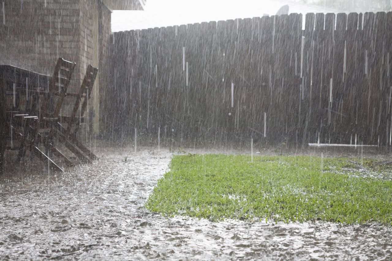 En varios versículos de la Biblia se hace referencia a la lluvia.