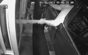 En video quedó registrado como un hombre intentó secuestrar una cajera en un autoservicio