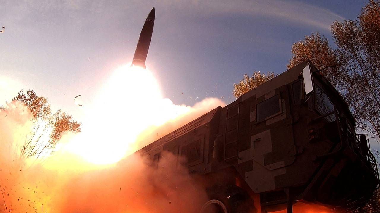 Se ve el lanzamiento de un misil en un lugar no revelado en Corea del Norte (imagen archivo de referencia).