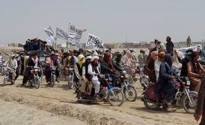 Los partidarios de los talibanes llevan las banderas blancas en la ciudad fronteriza afgano-pakistaní de Chaman, Pakistán, el miércoles 14 de julio de 2021. Los talibanes están presionando con su aumento en Afganistán, diciendo el miércoles que se apoderaron de Spin Boldaka, un estratégico cruce fronterizo con Pakistán: el último de una serie de puestos fronterizos clave que han pasado a estar bajo su control en las últimas semanas. Foto AP / Tariq Achkzai.