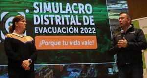 La secretaria distrital de Ambiente, Carolina Urrutia, y el director del Idiger, Guillermo Escobar, anunciaron que el 4 de octubre se hará el simulacro de evacuación en Bogotá.
