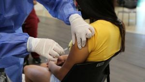 Medellín ha instalado puntos de vacunación masiva en algunas zonas rosa de la ciudad entre las 6 de la tarde y 10 de la noche, dirigida a la población más joven.