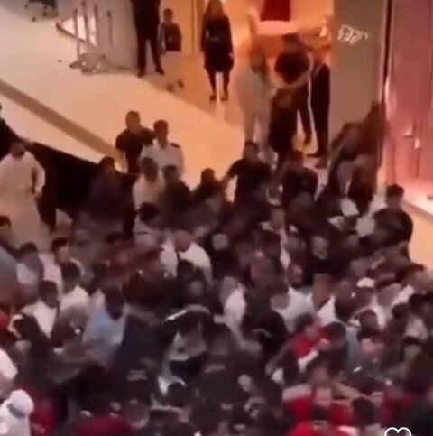 En video quedó registrado el caos que se formó en un centro comercial de Dubai por los usuarios que querían adquirir el nuevo Iphone 15. Foto tomada de video de las redes sociales.