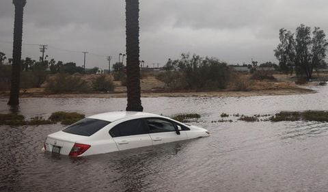 Carros bajo el agua tras las fuertes lluvias que causó la tormenta Hilary en California