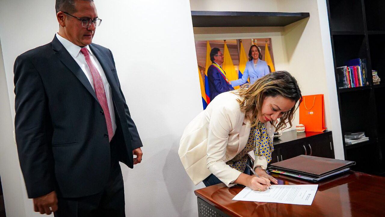 Ministra de Salud y Protección, Carolina Corcho en la posesión del nuevo director del Instituto Nacional de Salud, Giovanny Rubiano García.