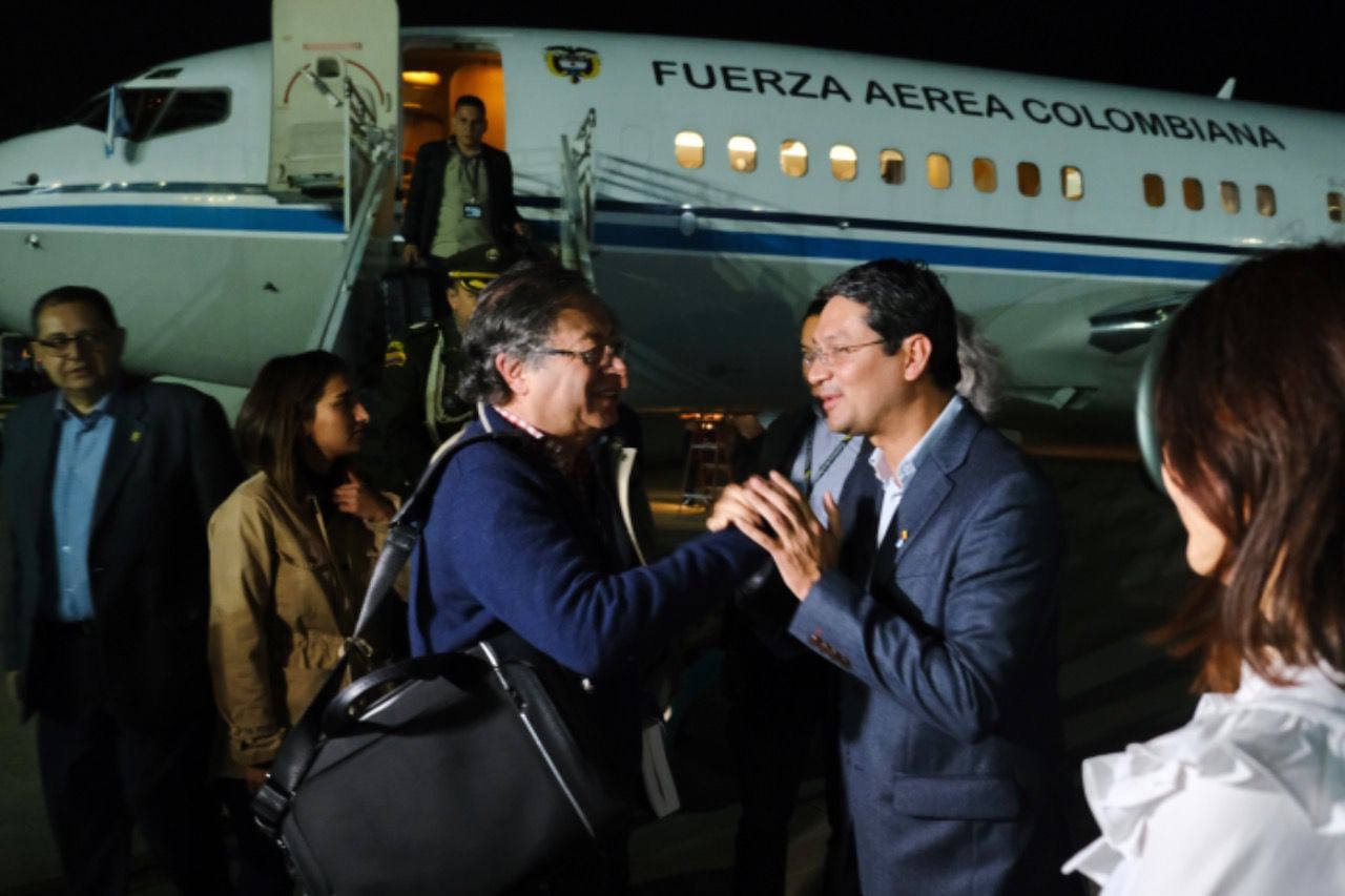 El presidente Gustavo Petro fue recibido en Argentina por el embajador de Colombia en ese país, Camilo Romero