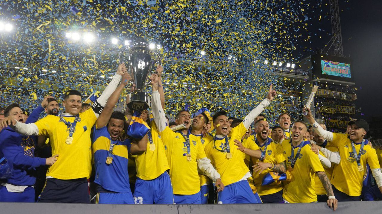 Los jugadores de Boca Juniors celebran convertirse en campeones del torneo de fútbol local después de un partido contra Independiente en Buenos Aires, Argentina, el domingo 23 de octubre de 2022.