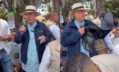 El expresidente Álvaro Uribe pidió que le entregaran las gorras a jóvenes que se manifestaban en su contra en Sonsón.