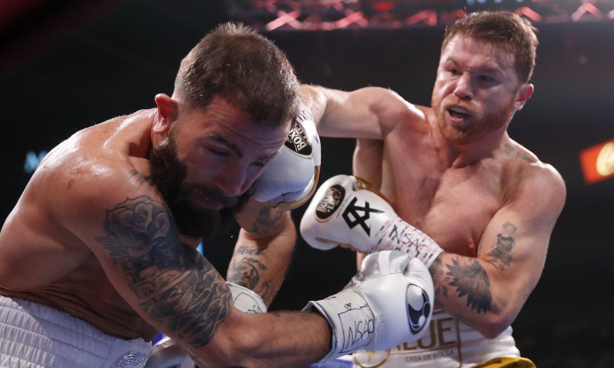 El mexicano Saúl "Canelo" Álvarez golpea a Caleb Plant durante una pelea de unificación del título supermediano, el sábado 6 de noviembre de 2021, en Las Vegas (AP/Steve Marcus)