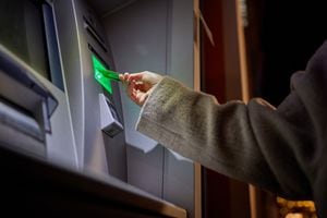 Los cajeros automáticos suelen recibir tarjetas crédito y débito.