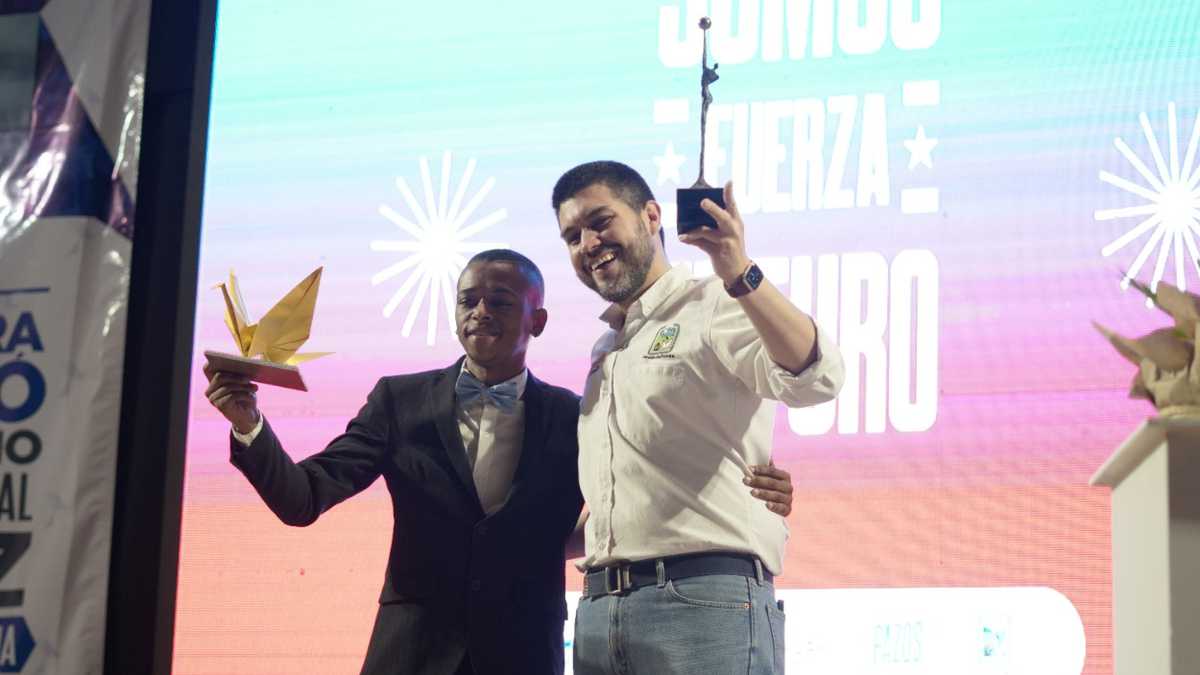 Bryan Ceballos y Óscar Escobar, alcalde de Palmira, celebran que la ciudad ganó el Premio Internacional de Paz CGLU por su estrategia Pazos.
