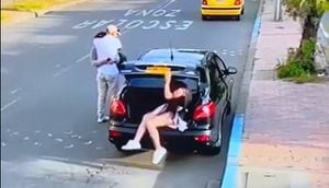 Hombre esconde a su amante en el baúl del carro mientras enfrenta a su pareja