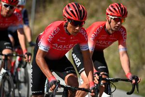 El ciclista Nairo Quintana corre durante la cuarta etapa de la carrera ciclista Tirreno Adriatico, de Terni a Prati di Tivo, en Terni, Italia, el sábado 13 de marzo de 2021 (Gian Mattia D'Alberto / LaPresse vía AP)