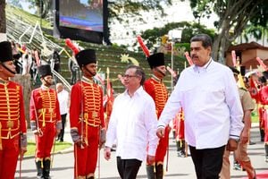 Los presidentes Gustavo Petro y Nicolás Maduro caminan por el Palacio de Miraflores.