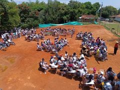 Estudiantes de la vereda Dominguillo reciben clases bajo el sol