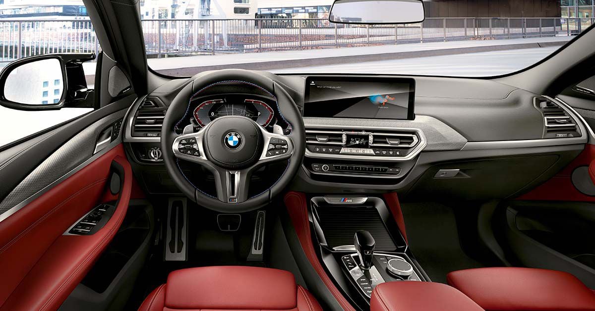 La X4 se equipa con el BMW Live Cockpit Professional, que expone una pantalla de 12,3 pulgadas para el panel de instrumentos y un monitor central con función táctil del mismo tamaño.