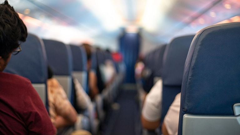 ¿Se puede subir comida en un avión en Colombia?