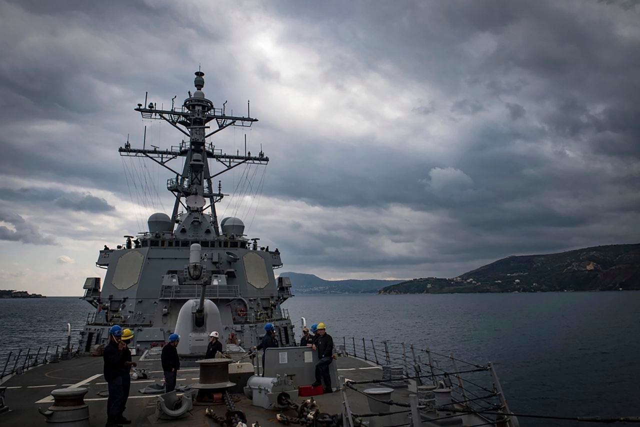 Esta fotografía del 12 de noviembre de 2018 muestra el USS Carney en el Mar Mediterráneo. El buque de guerra estadounidense y varios barcos comerciales fueron atacados el domingo 3 de diciembre de 2023 en el Mar Rojo