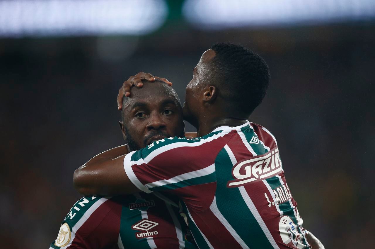 RIO DE JANEIRO, BRAZIL - AUGUST 27: Manoel of Fluminense celebrates after scoring the first goal of his team with Jhon Arias during the match between Fluminense and Palmeiras as part of Brasileirao 2022 at Maracana Stadium on August 28, 2022 in Rio de Janeiro, Brazil. (Photo by Wagner Meier/Getty Images)