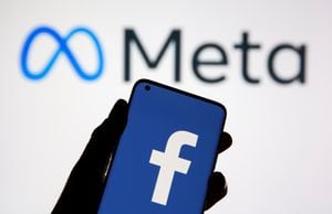 Se ve un teléfono inteligente con el logotipo de Facebook frente al nuevo logotipo de cambio de marca de Facebook, Meta, en esta ilustración.REUTERS/Dado Ruvic/Illustration
