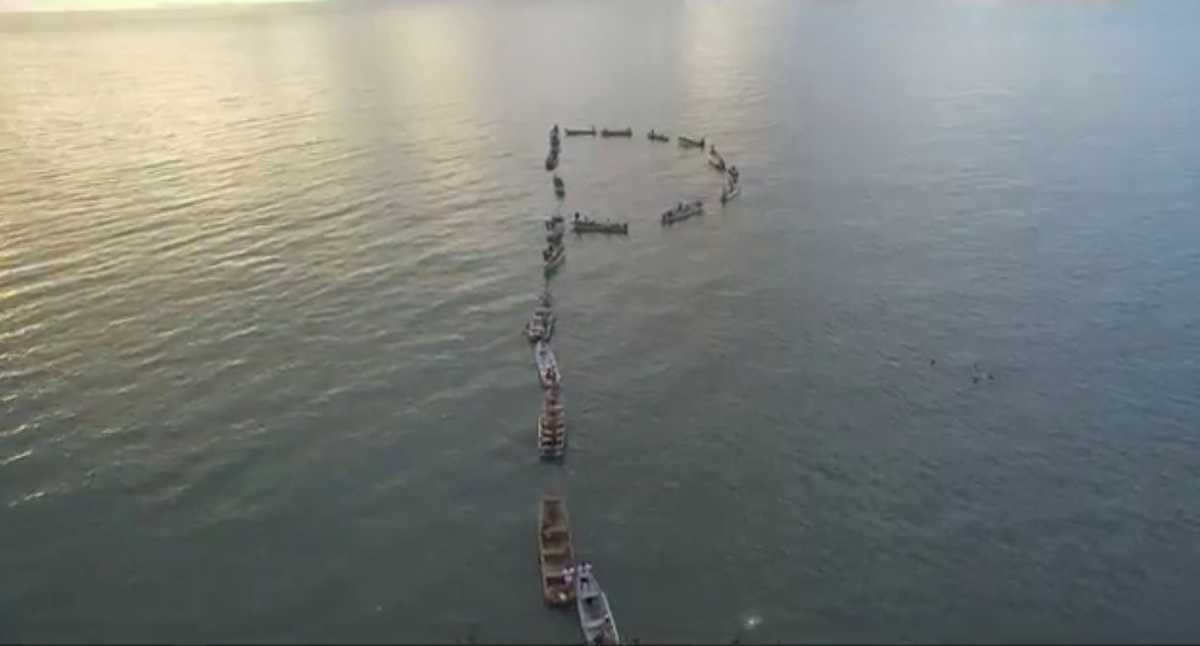 El homenaje de pescadores a Gustavo Petro en el mar