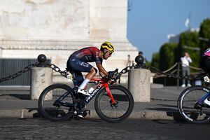 Daniel Martínez corriendo en el circuito de los Campos Elíseos en la etapa 21 del Tour