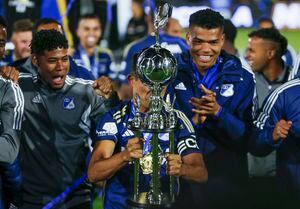 Macalister Silva levantando el título de la Superliga Betplay