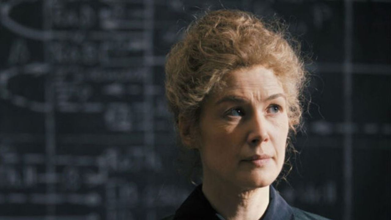 Rosamund Pike encarna a Marie Curie, la primera mujer en ganar el premio Nobel y la primera en merecerlo dos veces. Prens