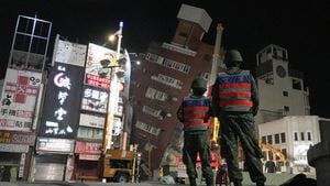 Soldados cerca del lugar donde un edificio se derrumbó tras un terremoto en Hualien, Taiwán, el 3 de abril de 2024.