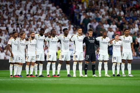 MADRID, SPAIN - SEPTEMBER 02: Players of Real Madrid CF embrace for a minute of silce prior the game during the LaLiga EA Sports match between Real Madrid CF and Getafe CF at Estadio Santiago Bernabeu on September 02, 2023 in Madrid, Spain. (Photo by Diego Souto/Quality Sport Images/Getty Images)