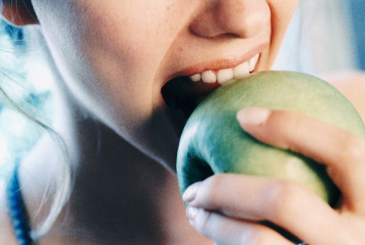 El consumo de manzana puede ayudar a combatir los dientes amarillos.