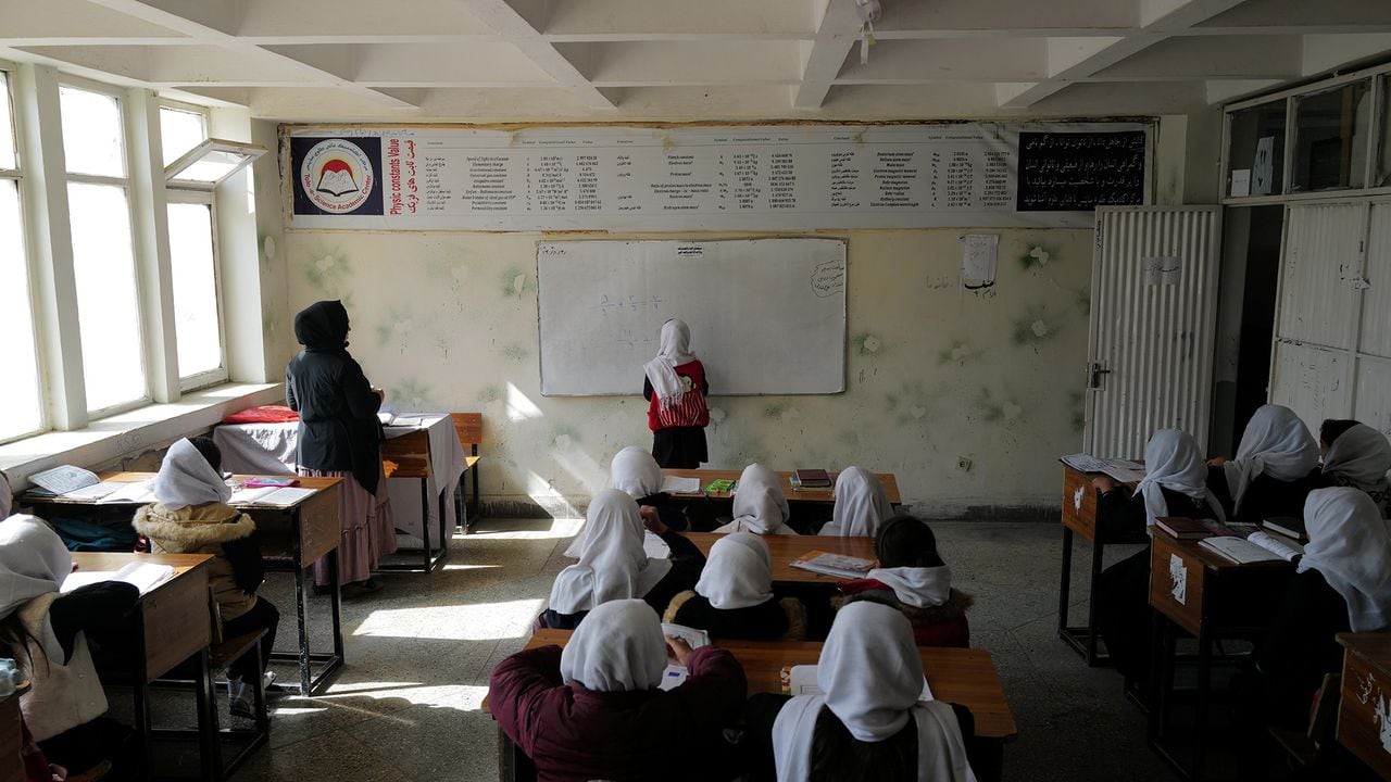 Niñas y mujeres afganas están desesperadas por volver a clase