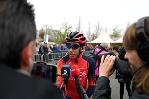 Egan atendiendo a los medios de comunicación en la Vuelta al País Vasco