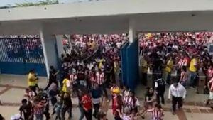 Hinchas del Junior entrando al estadio Metropolitano de Barranquilla.