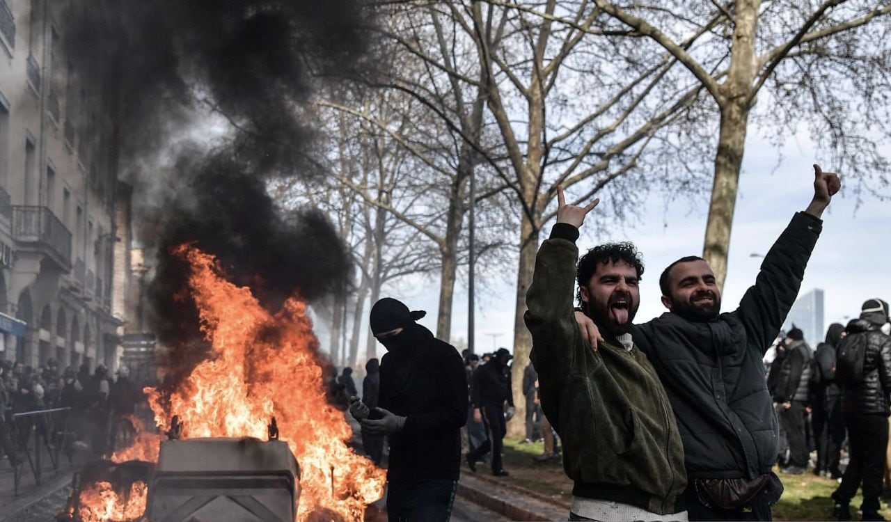 Manifestantes en Francia no ceden e incluso queman objetos en las calles